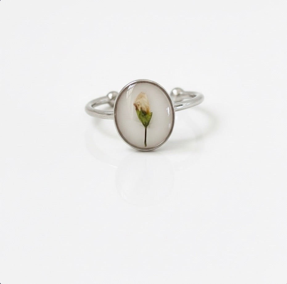 December Birth Flower Holly Small Circle Ring